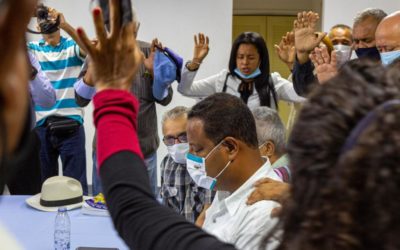 Rafael Ramírez recibe la bendición de la Iglesia Evangélica rumbo al triunfo del 21N